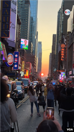 Dos veces al año, habitantes y turistas de Nueva York disfrutan del Manhattanhenge. [Foto: Ronen Suarc/VOA]