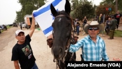 Los hermanos Yehoshua y Itzhak Abukarat participan en la cabalgata por el regreso del joven Idan Shtivi, el 5 de diciembre de 2023.