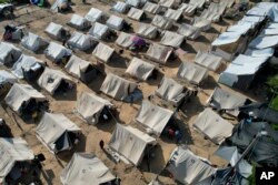 Se ven tiendas de campaña instaladas para los palestinos desplazados por el bombardeo israelí de la Franja de Gaza en Khan Younis el 19 de octubre de 2023.