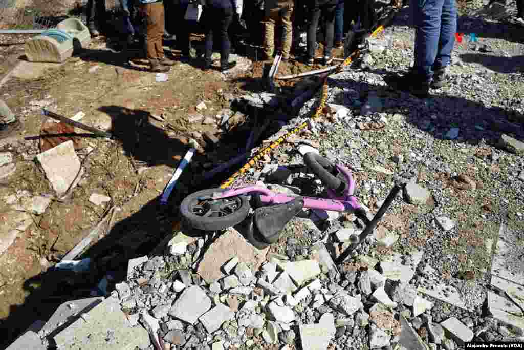 Detalle de una bicicleta de niño entre los escombros hoy en el kibutz Be'eri que fue visitado por el jefe diplomacia europea Joseph Borrell, acompañado por el ministro israelí de exteriores, Eli Cohen.