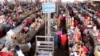 Pessoas fazem compras num mercado em Luanda, Angola. (Photo by AMPE ROGERIO / AFP)