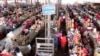Pessoas fazem compras num mercado em Luanda, Angola, em 19 de janeiro de 2018. (Photo by AMPE ROGERIO / AFP)