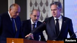 El secretario de Estado de EEUU, Antony Blinken, el ministro de Relaciones Exteriores egipcio, Sameh Shoukry, y el viceprimer ministro y ministro de Relaciones Exteriores de Jordania, Ayman Safadi, en una conferencia de prensa, en Ammán, Jordania, el 4 de noviembre. 2023. 
