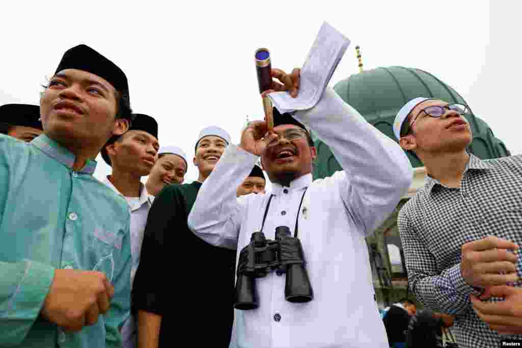 رمضان کی آمد سے قبل اتوار کو چاند دیکھنے کا بھی اہتمام کیا گیا۔ 