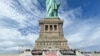 Sejumlah aktivis Yahudi di New York menuntut pemberlakuan gencatan senjata di Jalur Gaza dalam aksi di area patunmg Liberty di New York, pada 6 November 2023. (Foto: Handout/Jewish Voice for Peace/AFP)