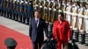 2023年6月12日洪都拉斯总统卡斯特罗(右)和中国国家主席习近平(左)在北京人民大会堂外的欢迎仪式上检阅仪仗队