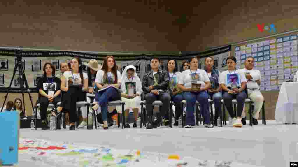 Grupo de familiares de víctimas y desaparecidos participan durante una audiencia en Colombia de reconocimiento, en la que victimarios reconocen su participación en los hechos que costaron la vida a hijos, esposos, primos y sobrinos. [Foto: Sergio Leon/Pixammo]