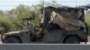 Caravanas de jeeps artillados repletos de soldados conducen por las carreteras desiertas desde territorios israelíes hacia la Franja de Gaza, el 14 de octubre de 2023.
