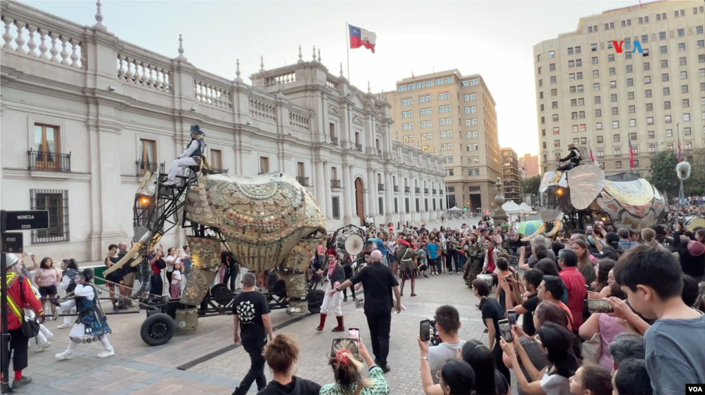 Célebre desfile francés pasa frente al Palacio Presidencial de Chile. Festival Internacional Teatro a Mil, enero de 2024.