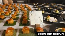 El chef Yamid Ávila otorgó a los platos el nombre de municipios del Páramo. En este plato presentó una tostada de maíz cácota con mayonesa de arvejas y ceniza de cebolla junca.