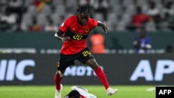 O médio angolano Estrela luta pela bola com o Stephane Aziz Ki, durante o jogo contra Burkina Faso no Estádio Charles Konan Banny, em Yamoussoukro, 23 de Janeiro. 2024. (Foto de Issouf SANOGO/AFP)