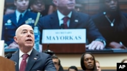 El secretario del Departamento de Seguridad Nacional, Alejandro Mayorkas, testifica ante la audiencia del Comité Judicial de la Cámara de Representantes sobre la supervisión a su entidad, en el Capitolio de Washington, el 26 de julio de 2023.