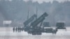 ARCHIVO - Equipos para el lanzamiento de misiles Patriot adquiridos de EEUU el año pasado aparecen desplegados en Varsovia, Polonia, en febrero de 2023.