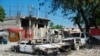 Kendaraan hangus masih diparkir saat kekerasan geng meningkat di Port-au-Prince, Haiti, pada 9 Maret 2024. (Foto: Clarens Siffroy/AFP)
