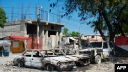 Kendaraan hangus masih diparkir saat kekerasan geng meningkat di Port-au-Prince, Haiti, pada 9 Maret 2024. (Foto: Clarens Siffroy/AFP)