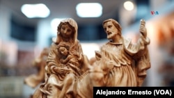 La artesanía típica de Belén, hecha con madera de olivo, todavía se vende online, aunque los artesanos y comerciantes temen que pronto no hay mercado si no regresan los turistas.