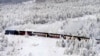 Kereta uap melintasi lanskap yang tertutup salju dalam perjalanan menuju gunung tertinggi 'Brocken' setinggi 1.142 meter (3.743 kaki) di Jerman utara di pegunungan Harz dekat Schierke, Jerman, Rabu, 17 Januari 2024. (AP Photo/Matthias Schrader )