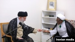 تصویری از دیدار ابراهیم زکزاکی، رهبر گروه شیعه جنبش اسلامی نیجریه، با علی خامنه‌ای رهبر جمهوری اسلامی