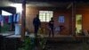 ARCHIVO - En esta fotografía publicada por la Policía Civil brasileña, agentes en el porche de una casa donde fue rescatada la madre del futbolista brasileño Taison, en Brasil, el 16 de julio de 2018.