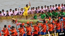 កីឡាករ​អ៊ំទូកង នៅក្នុងការប្រកួត​ប្រណាំងទូក​ នាអំឡុង​ពិធី​បុណ្យ​អ៊ំទូក​ នៅរាជធានីភ្នំពេញ ថ្ងៃទី ២៦ ខែវិច្ឆិកា ឆ្នាំ២០២៣។ 