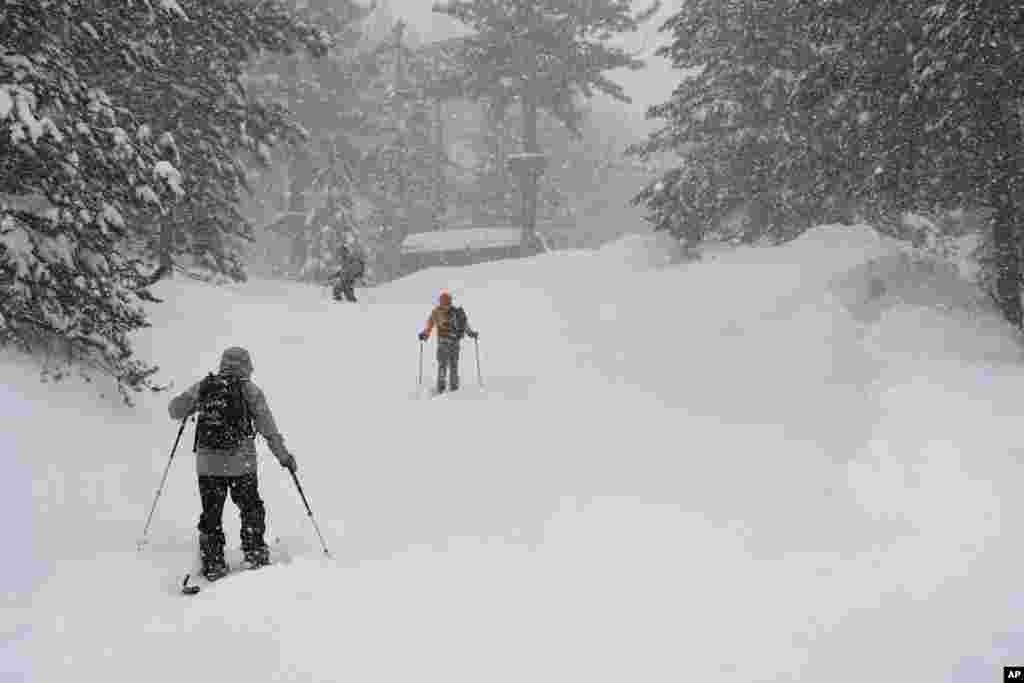 Personas esquían durante la tormenta de nieve, domingo 3 de marzo de 2024, en Olympic Valley, California. 
