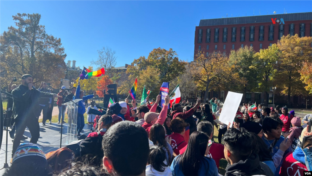 La manifestación llegó al parque Lafayette, frente a la Casa Blanca, pasadas la 1:10 de la tarde, donde una banda los recibió al ritmo de música latinoamericana.