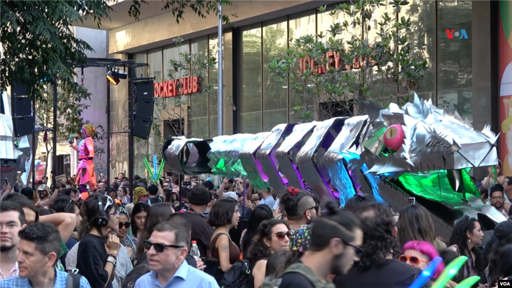 Una serpiente metálica se pasea entre los que asisten al Festival Internacional Teatro a Mil, enero de 2024. Es parte del espectáculo de la compañía Pachakuna Guardianes de los Andes.