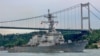 Kapal perusak milik angkatan laut AS, USS Carney, berlayar di Bosphorus di Istanbul, Turki, 14 Juli 2019. USS Carney menembak jatuh 14 drone milik pemberontak Houthi di Laut Merah, 3 Desember 2023. (Foto: Yoruk Isik/File/Reuters) 