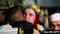 La palestina Israa Jaabis, liberada de una cárcel israelí, es recibida en su casa en el este de Jerusalén durante la madrugada del 26 de noviembre de 2023.