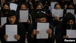 資料照：在印度新德里的藏人手舉白紙支持中國大陸的白紙運動（2022年12月2日）