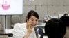 Pelatih senyum Keiko Kawano mengajar siswa kursus pelatihan senyum di Sekolah Seni Sokei di Tokyo, Jepang, 30 Mei 2023. (Foto: REUTERS/Kim Kyung-Hoon)