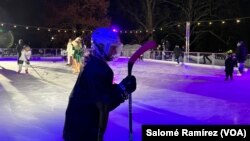 Jugadores de hockey en inauguración de pista de hielo en la Casa Blanca el 19 de noviembre de 2023.