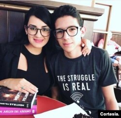 Luis Moros llegó de Venezuela con su madre a EEUU en 2016. Tras estudiar e integrarse, se dedica a inspirar a otros jóvenes en EEUU. [Cortesía]