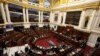 ARCHIVO - El jefe de gabinete de Perú, Alberto Otarola, habla en el Congreso mientras él y su gabinete enfrentan un voto de confianza en Lima, Perú, el 10 de enero de 2023.