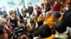 ༧གོང་ས་མཆོག་གིས་ས་གནས་འགོ་འཛིན་རྣམས་ལ་མཇལ་ཁ་དང་བཀའ་སློབ་སྩལ་གནང་མཛད་པ། 