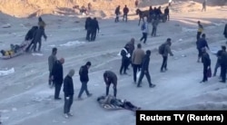 Sejumlah warga Palestina mengevakuasi korban menyusul apa yang menurut pejabat kesehatan Palestina, penembakan oleh Israel terhadap orang-orang yang menunggu bantuan di Kota Gaza, 29 Februari 2024. (Reuters TV via Reuters)