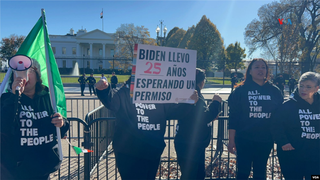 Los manifestantes se aglomeraron frente a la Casa Blanca exigiendo ser escuchados por el presidente Joe Biden. “Los inmigrantes somos valiosos”, gritaban.