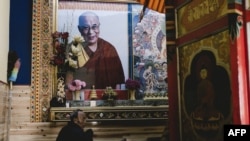 རྒྱ་ནག་གཞུང་གིས་བོད་མིའི་སྡོད་ཁྱིམ་མང་པོའི་མཆོད་ཁང་སྔོག་བཤེར་གྱིས་༧གོང་ས་མཆོག་གི་སྐུ་དཔར་བཙན་འཕྲོག་བྱེད་ཀྱི་ཡོད་པ། 