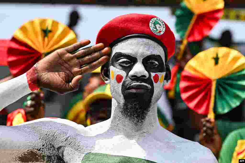 Un supporter sénégalais lors du match de football du groupe C de la Coupe d'Afrique des Nations (CAN) 2024 entre le Sénégal et la Gambie au Stade Charles Konan Banny à Yamoussoukro le 15 janvier 2024.