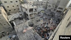 Palestinyen chache viktim anba dekonb yon bilding ki kraze nan kan refije Jabalia nan no Gaza, 2 Novanm, 2023.