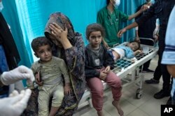 Los palestinos heridos en el bombardeo israelí de la Franja de Gaza son llevados a un hospital en Khan Younis, el 12 de noviembre de 2023.