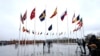 Miembros del ejército izan la bandera de Suecia en su asta recién instalada durante una ceremonia para conmemorar la adhesión de esa nación a la OTAN, en la sede de la organización en Bruselas, Bélgica, el lunes 11 de marzo de 2024. 