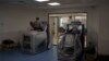 Tentara Israel, Raphael (21), berjalan di atas treadmill anti gravitasi selama sesi fisioterapi di Pusat Rehabilitasi Gandel yang baru di rumah sakit Hadassah, Yerusalem, Israel, Rabu, 21 Februari 2024. (AP/Leo Correa)
