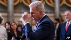 El presidente de la Cámara de Representantes, Kevin McCarthy, republicano por California, habla con los periodistas en el Capitolio en Washington, el martes 26 de septiembre de 2023 por la noche. (Foto AP/J. Scott Applewhite)