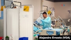 ARCHIVO - Muchas personas creen erróneamente que haber tenido varicela protege contra la culebrilla o que no hay forma de prevenirla. 