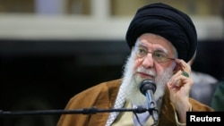Pemimpin tertinggi Iran, Ayatollah Ali Khamenei, menghadiri sebuah pertemuan di Teheran, Iran, pada 19 November 2023. (Foto: Office of Iran's Supreme Leader/West Asia News Agency via Reuters) 