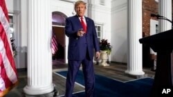 El expresidente Donald Trump, habla en el Trump National Golf Club en Bedminster, Nueva Jersey, el 13 de junio de 2023, después de declararse inocente de decenas de delitos graves por los que acumuló documentos clasificados y rechazó las exigencias del gobierno de devolverlos.