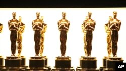 ARCHIVO - En esta fotografía de archivo del 26 de febrero de 2017, aparecen estatuillas de los Oscar detrás del escenario de los Oscar en Los Ángeles. 
