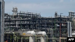 Une vue générale d'une raffinerie de pétrole à Lagos, le 22 mai 2023. (Photo de PIUS UTOMI EKPEI / AFP)
