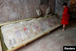 Sebuah lukisan di lempengan marmer, yang dikembalikan ke Italia dari London, dipamerkan di Castel Sant'Angelo, Roma, Italia, 31 Mei 2023. (REUTERS/Remo Casilli)